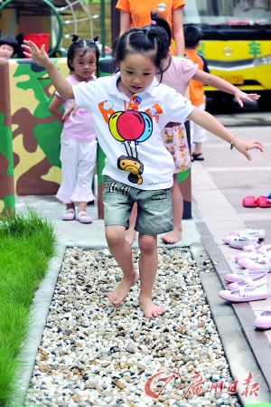 幼兒園裝50多個監(jiān)控探頭 父母放心老師感壓力大