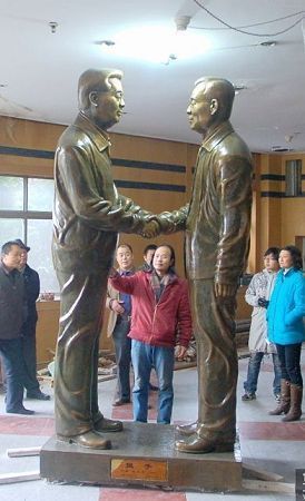 胡錦濤溫家寶握手雕塑將入汶川地震博物館(圖)