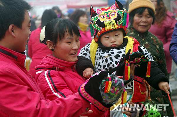 虎年將至 “虎頭鞋帽”俏銷(xiāo)
